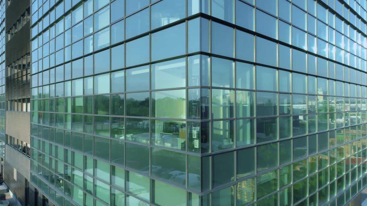 오피스 빌딩의 유리 전면의 항공 클로즈업.