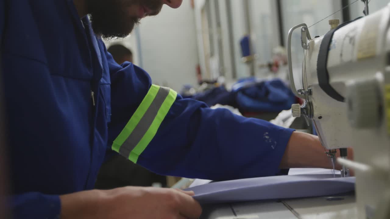 trabajador de la máquina de coser