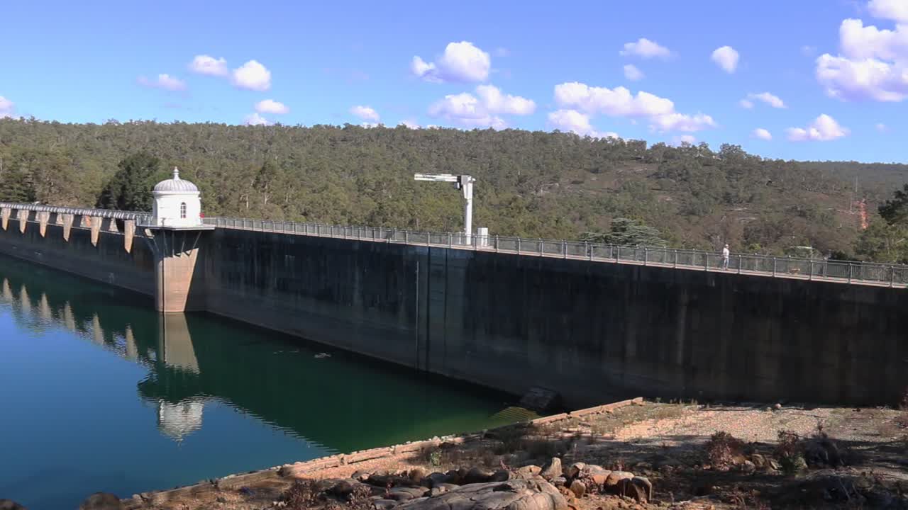 mundaring weir, perth - vista panorámica de la pasarela desde el mirador