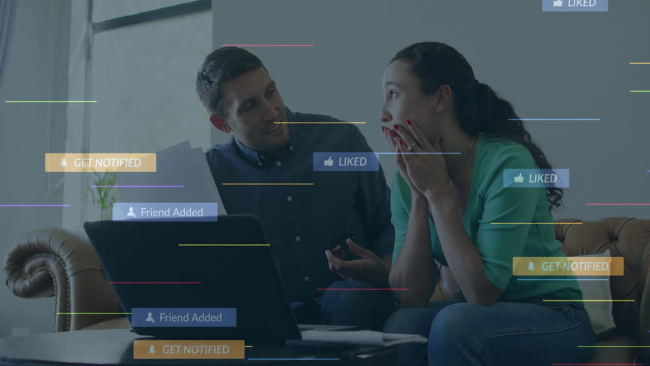 animación del procesamiento de datos de las redes sociales sobre una pareja usando una computadora portátil