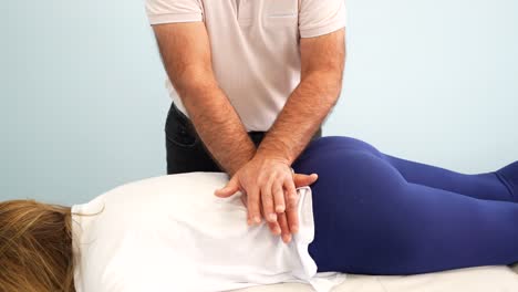 fisioterapeuta ayudando a una paciente con masaje de dolor de cadera y espalda