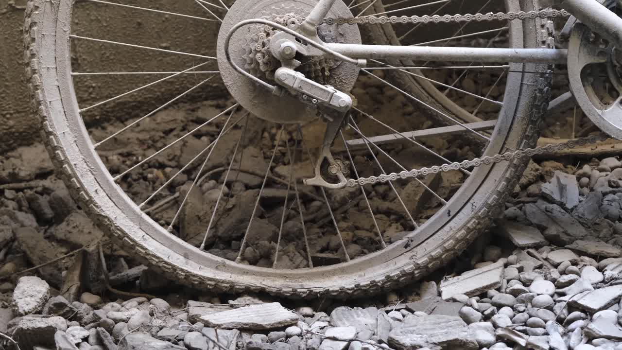 펑크난 타이어가 기대어 있는 버려진 자전거