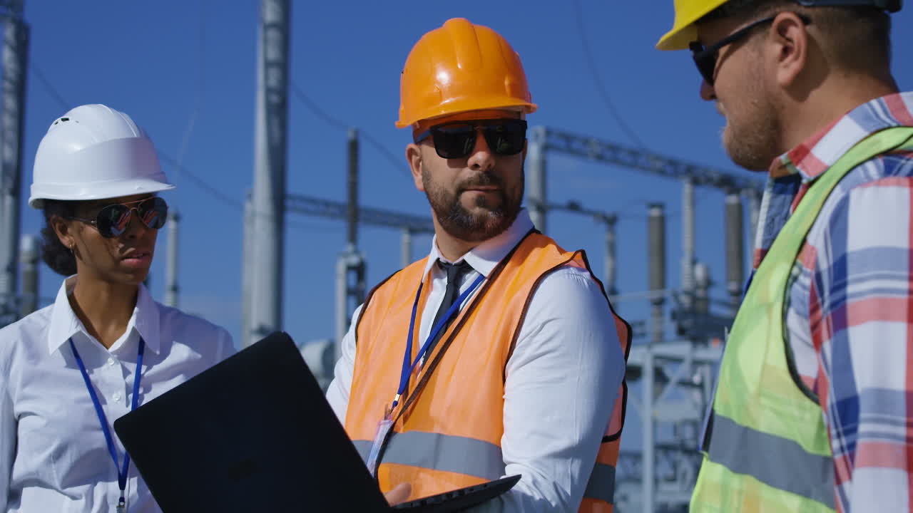 ingenieros de centrales eléctricas en discusión