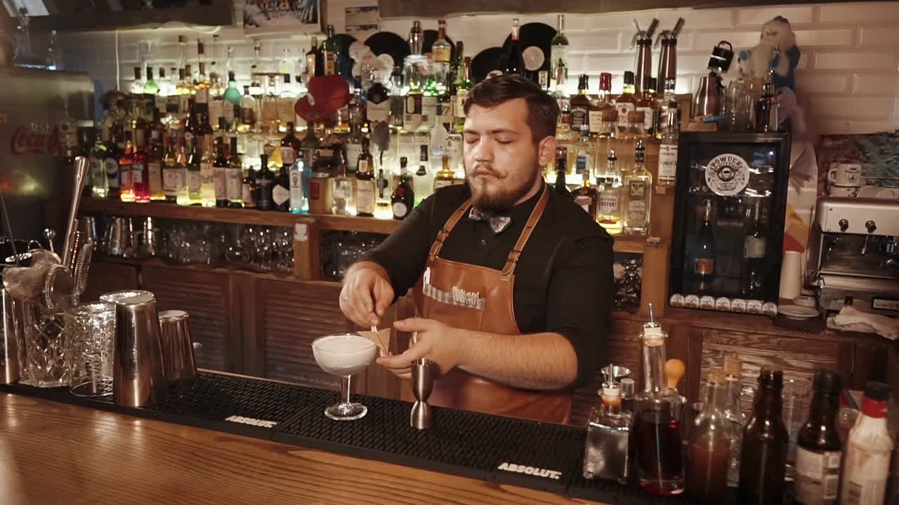 술집에서 테일을 준비하는 바텐더