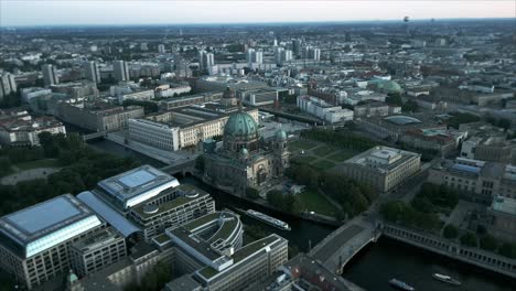 Weitwinkel-Drohnenaufnahme-Des-Berliner-Doms-Und-Der-Spree,-Deutschland