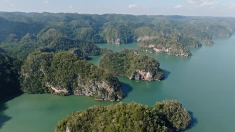 Filmischer-Drohnenflug-über-Den-Nationalpark-Los-Haitises-Mit-Grünen-Inseln-Bei-Sonnenlicht-In-Der-Dominikanischen-Republik