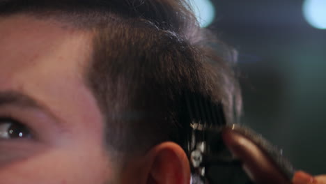 hombre con un corte de pelo con un cortador de cabello