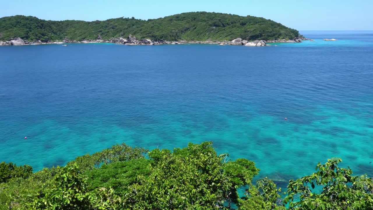 베이의 푸르키즈색 물, 섬의 전망.