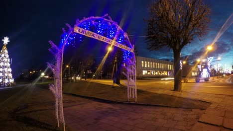 Weihnachtszeit-In-Sirvintos.-Zeitraffer-Von-Verkehr-Und-Weihnachtsbaum-1