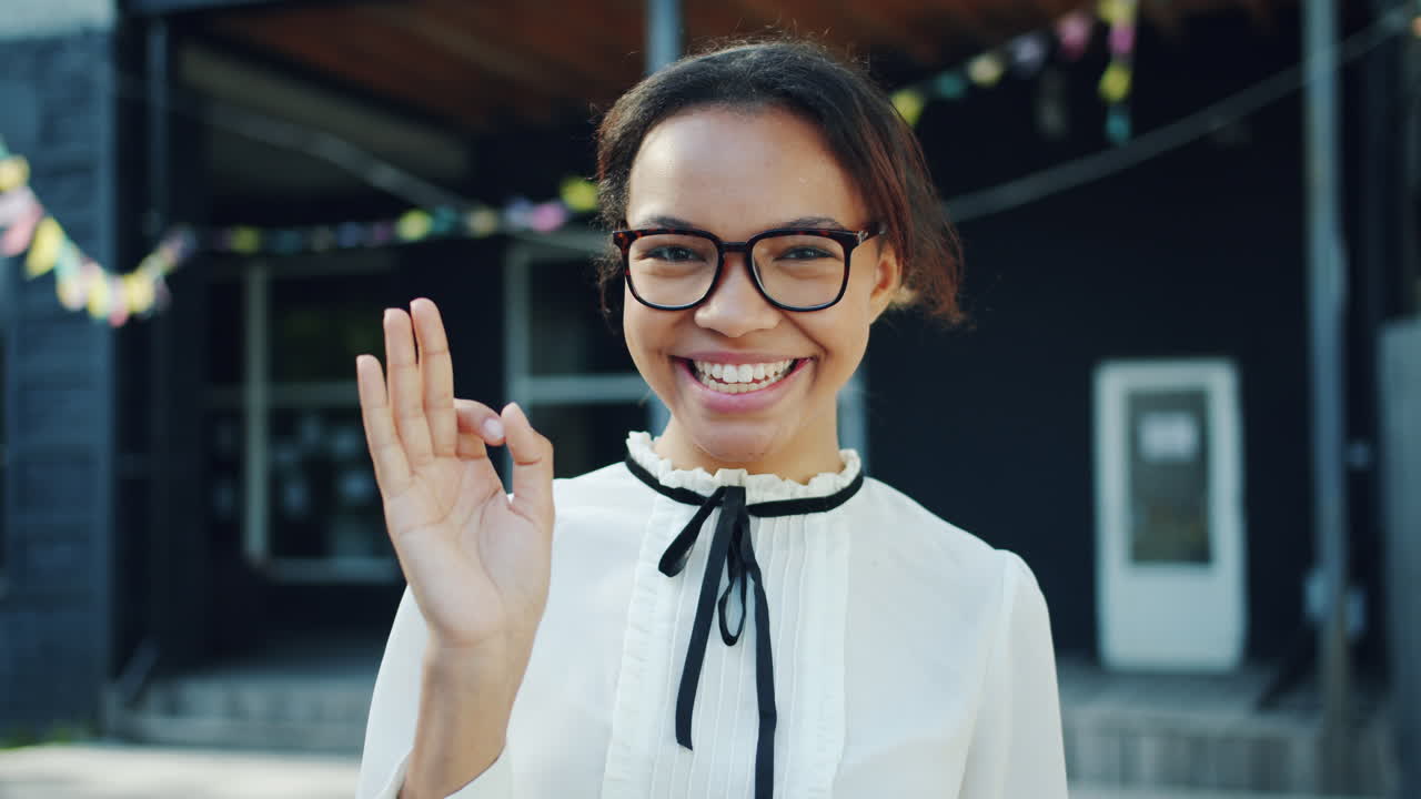 mujer sonriente al aire libre
