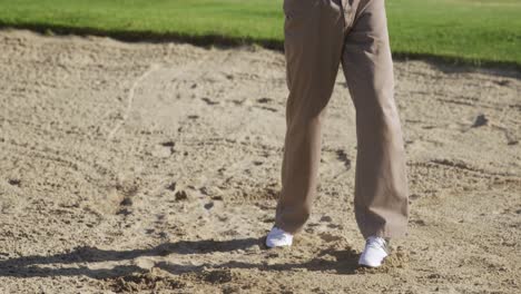 Jugador-De-Golf-Golpeando-La-Pelota-Con-Su-Palo.