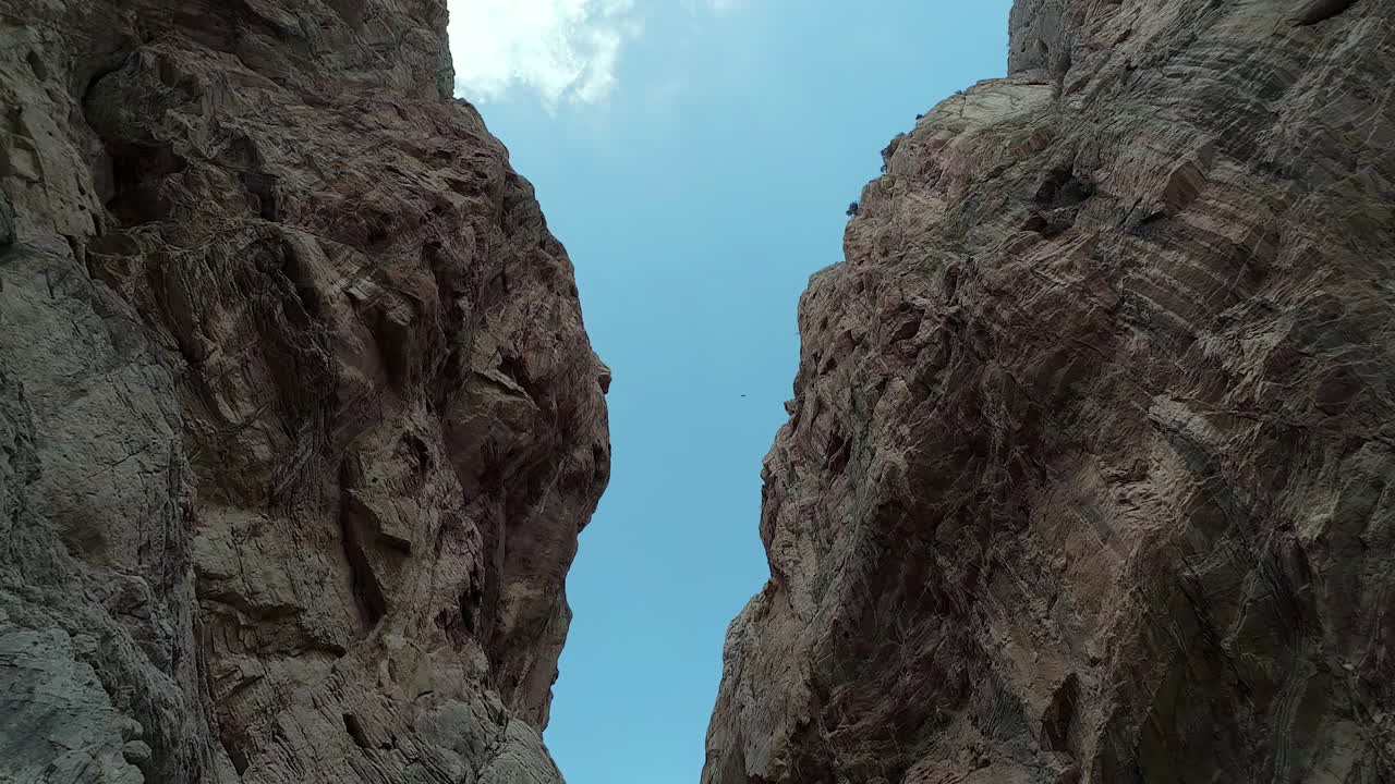 acantilados a lo largo del camino del rey en málaga, españa