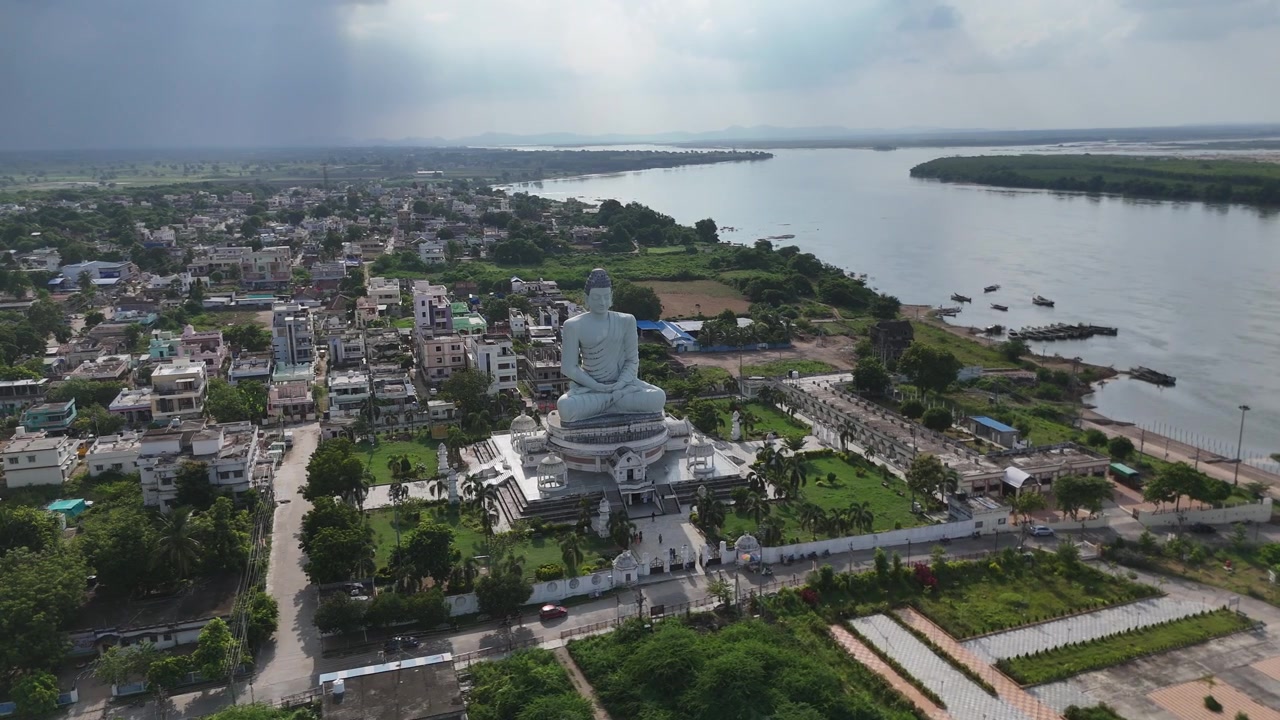 Cảnh quay drone từ trên không tượng Phật gần hồ Krishna ở Ấn Độ.