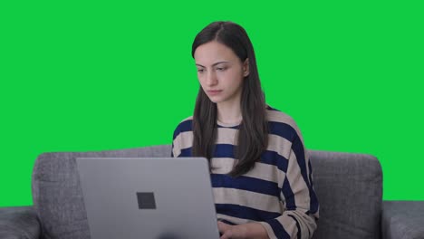 chica india haciendo trabajo desde casa pantalla verde