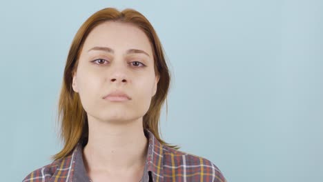 una adolescente llorando de cerca que no se siente bien.