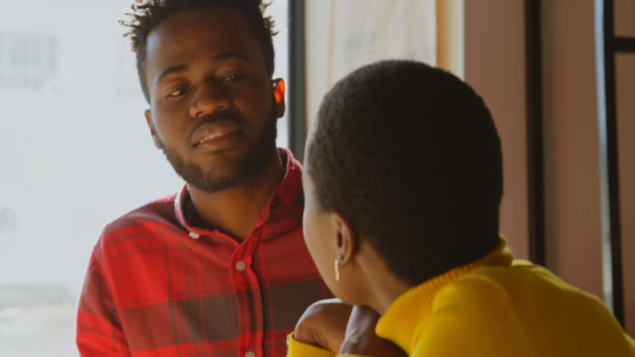 pareja interactuando entre sí en el café 4k