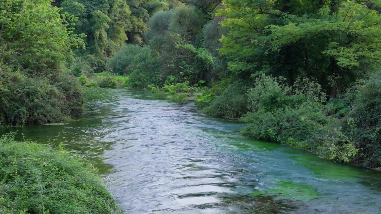 Il fiume Occhio Blu, sorgente carsica naturale vicino al villaggio di Muzinë nell'Albania meridionale