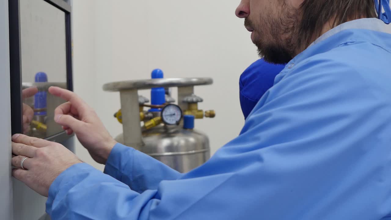 científico que opera equipos en un laboratorio