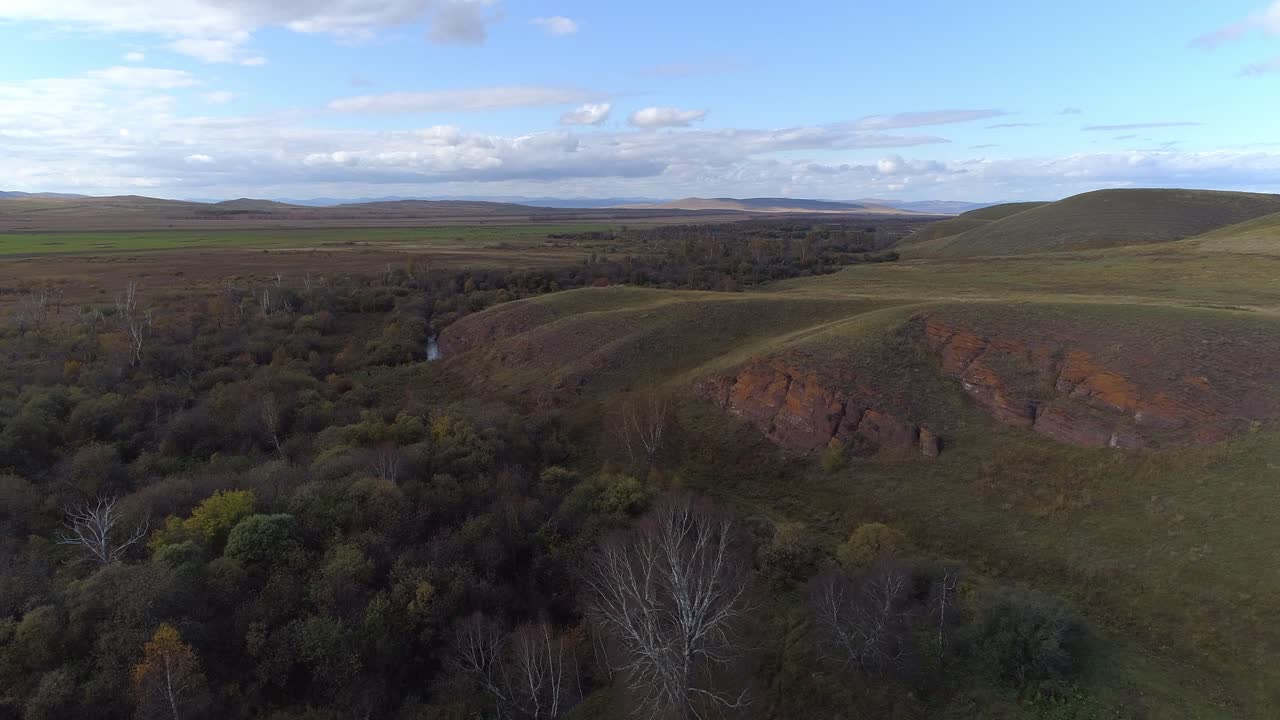 vista aérea de un valle con un río