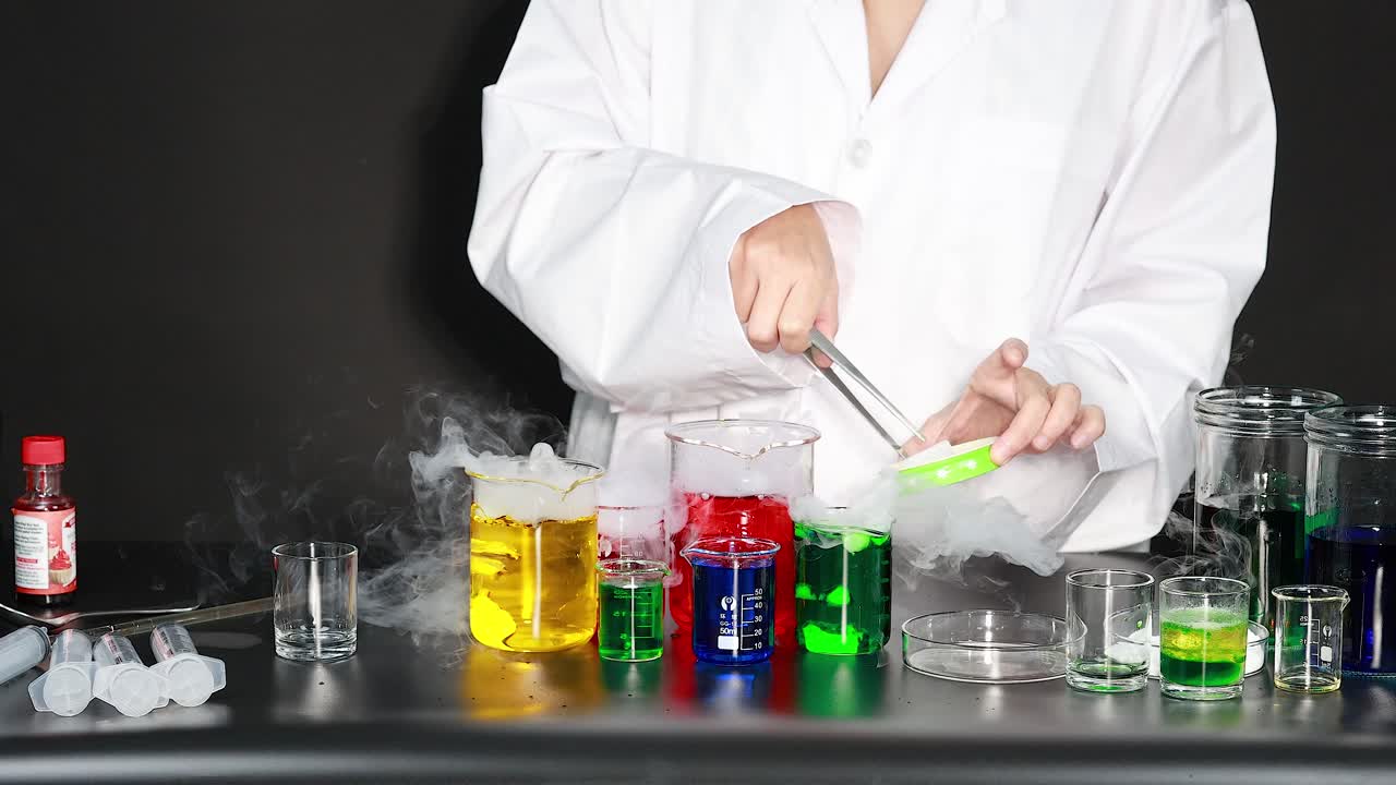 experimento científico genial con líquidos de colores y hielo seco
