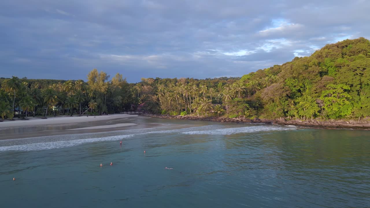 playa de arena casi vacía en el paraíso de los mochileros