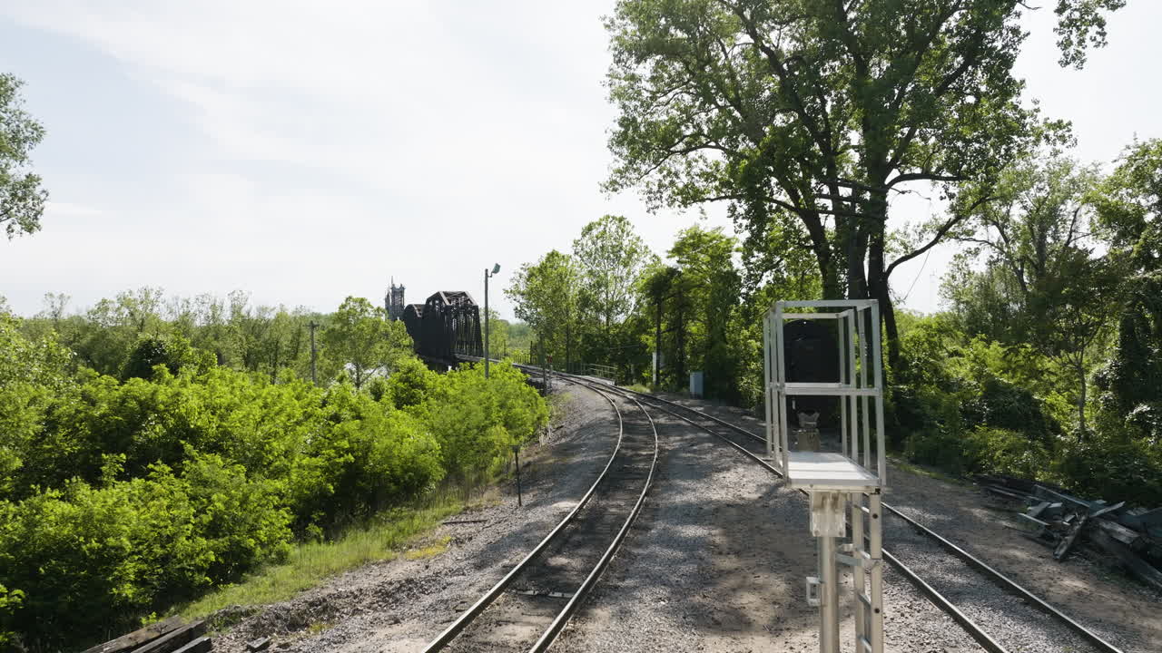 железнодорожные пути в парке ли-крик в ван-бюрене, штат арканзас, сша