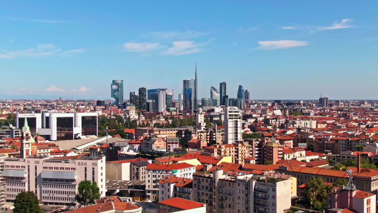 이탈리아 밀라노의 아름다운 스카이 라인을 드러내는 공중 도리 왼쪽