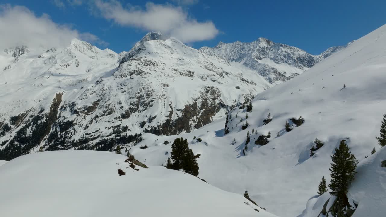 volando por las laderas cubiertas de nieve de los alpes austriacos