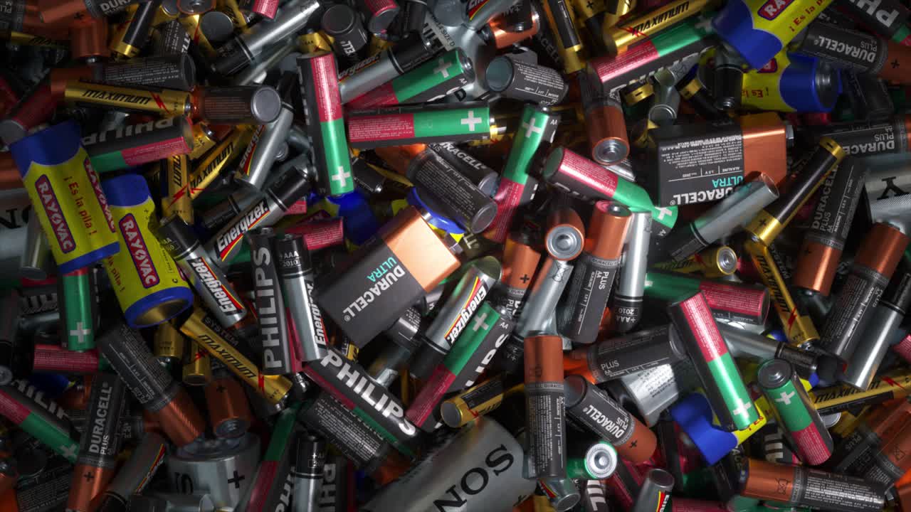 montón de baterías desechadas