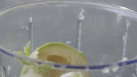 exprimir un limón en un recipiente de plástico