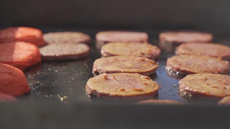 Ein-Dynamisches-Filmmaterial-Von-Brutzelnd-Scharfen-Veggie-Burgern,-Die-Auf-Einem-Tischherd-Zubereitet-Werden