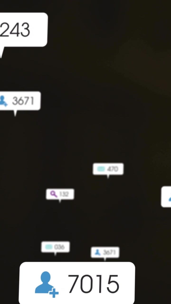 Video verticale: Schermo scuro con tag di feed che compaiono, numeri di utenti o ricerche sui social che crescono e svaniscono.