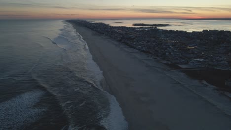 Ruhige-Wellen-Mit-Offshore-Township-Während-Der-Abenddämmerung-Auf-Long-Beach-Island,-Atlantikküste-In-New-Jersey