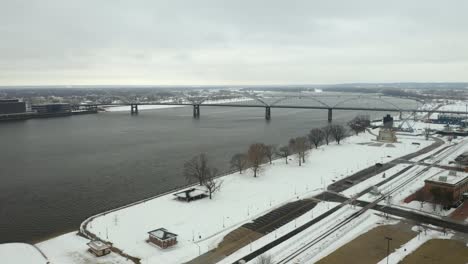 Drone-Vuela-Hacia-El-Puente-Centenario-En-Invierno,-Desde-Davenport,-Iowa