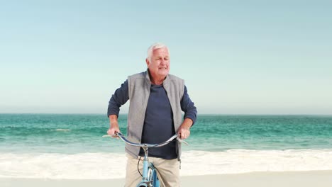 Rentner-Alter-Mann-Auf-Fahrrad-Zeigt-In-Den-Himmel