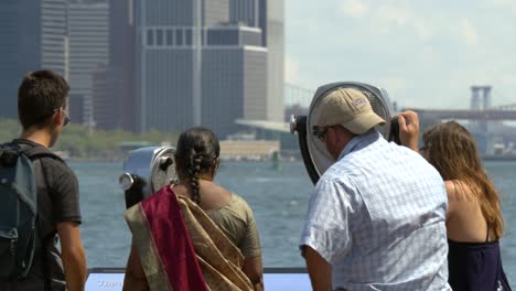 família olhando para o centro de nova york