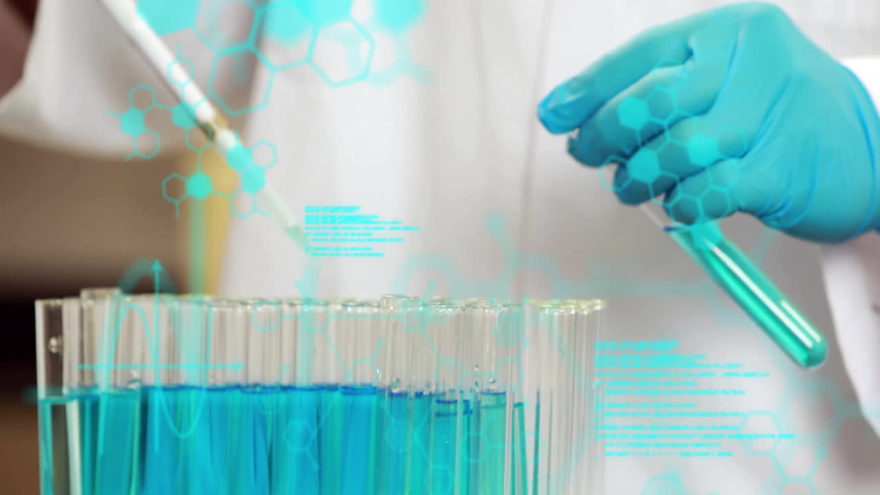 animación del procesamiento de datos científicos sobre un científico caucásico con tubos de ensayo en el laboratorio