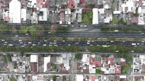 Amplia-Antena-De-Arriba-Hacia-Abajo-De-Las-Concurridas-Calles-De-La-Ciudad-Y-El-Tráfico-En-La-Ciudad-De-Guatemala,-Guatemala