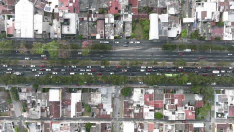 amplia antena de arriba hacia abajo de las concurridas calles de la ciudad y el tráfico en la ciudad de guatemala, guatemala