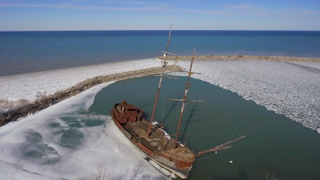 햇볕이 잘 드는 온타리오 호수 옆에 있는 그란데 헤르미네 난파선과 수평선의 공중 팬