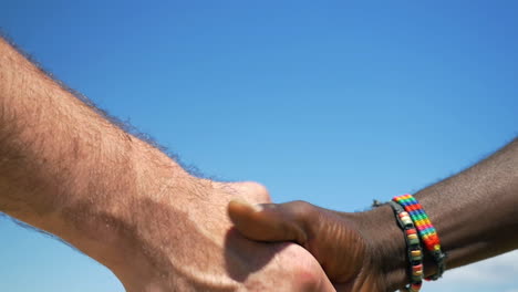 el apretón de manos interracial