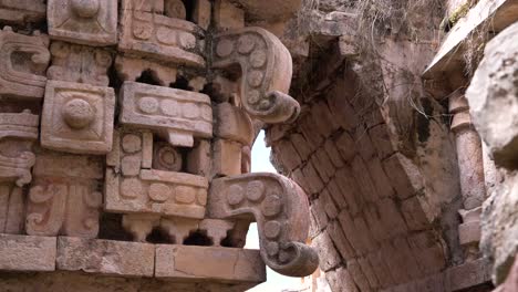 El-Rostro-De-Chaac,-Dios-Maya-De-La-Lluvia,-Adorna-La-Pared-De-Un-Templo-En-México