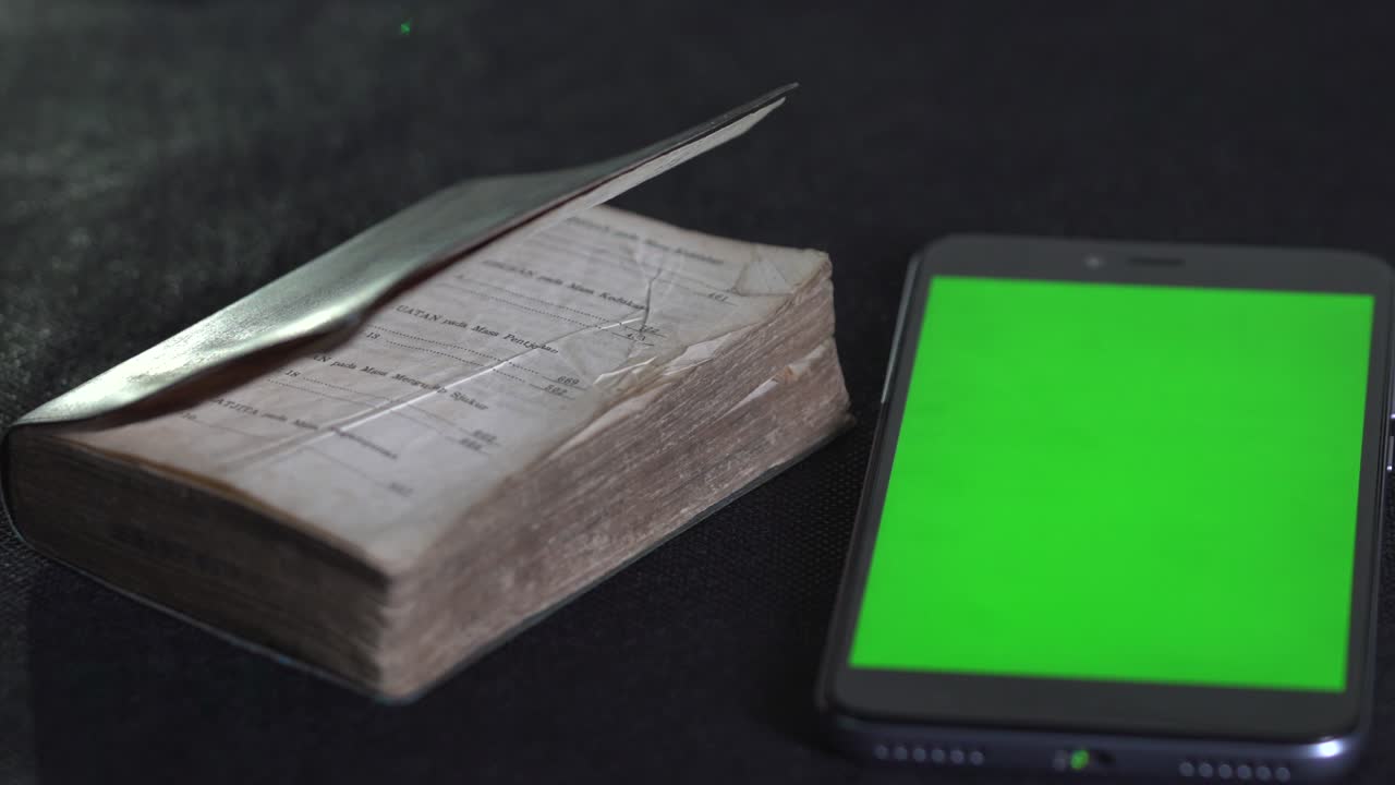 Vecchia bibbia tascabile e smartphone