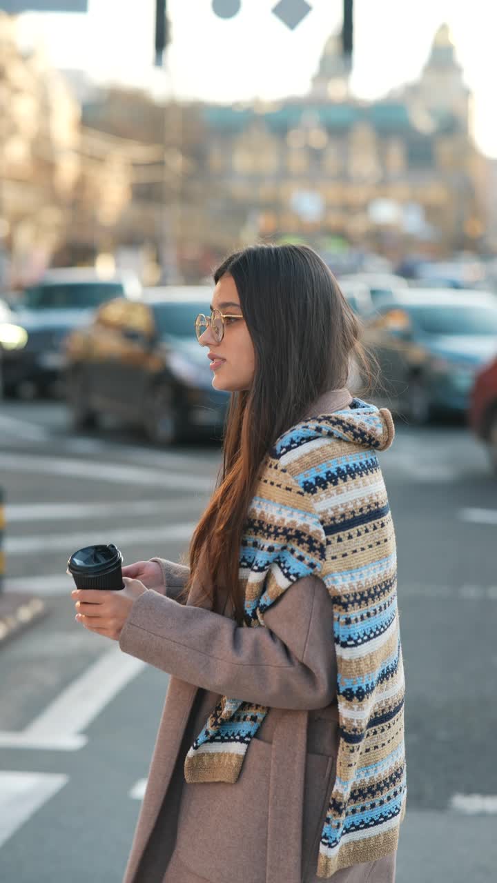 mujer caminando por la calle de la ciudad