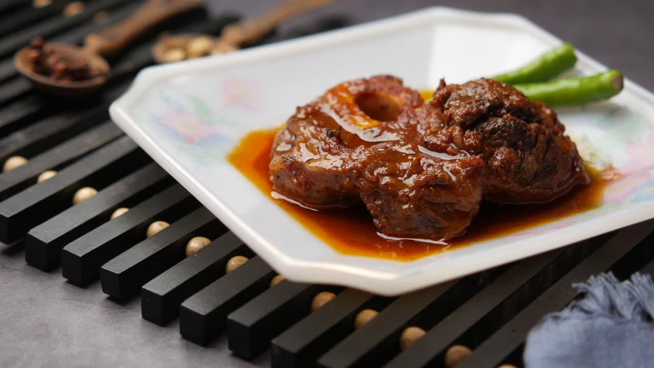 un delicioso estofado de huesos de res.