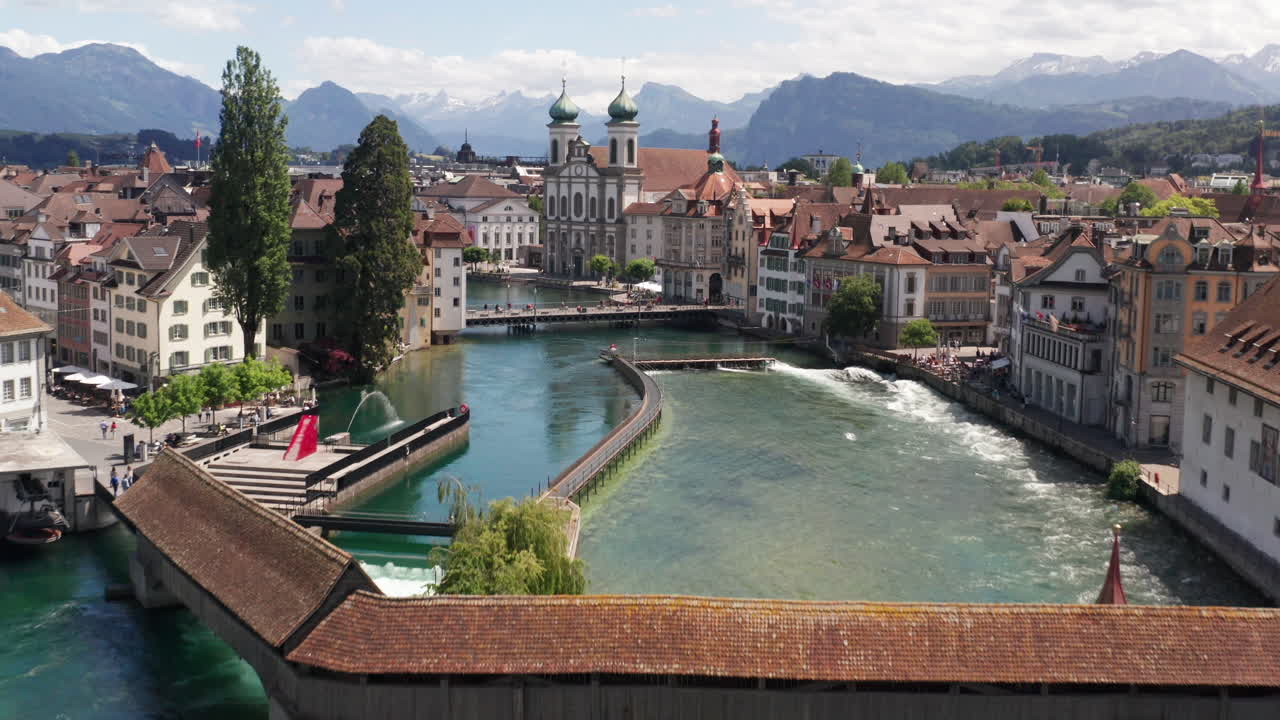 루체른 운하를 가로지르는 기념비적인 다리의 아름다운 공중