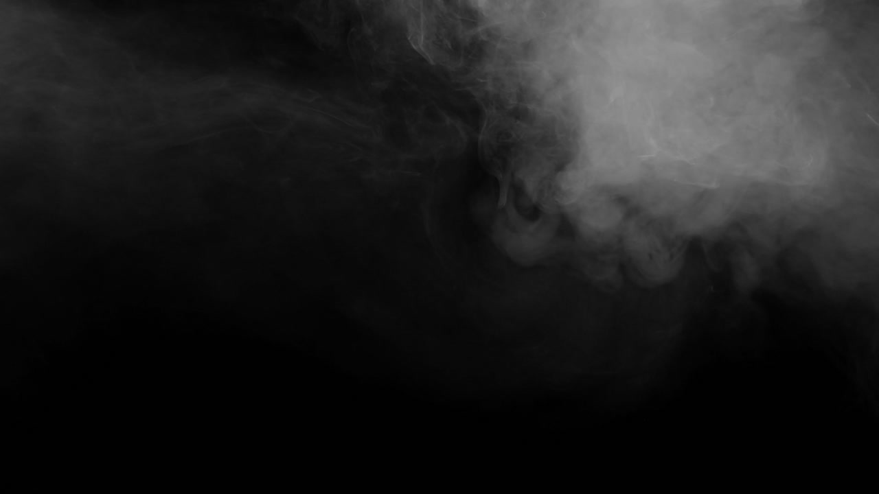 Fitta nebbia bianca si muove dall'alto a destra su sfondo nero. Ottimo per transizioni o per creare un'atmosfera cupa e suggestiva.
