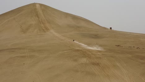 motociclistas montando en el desierto
