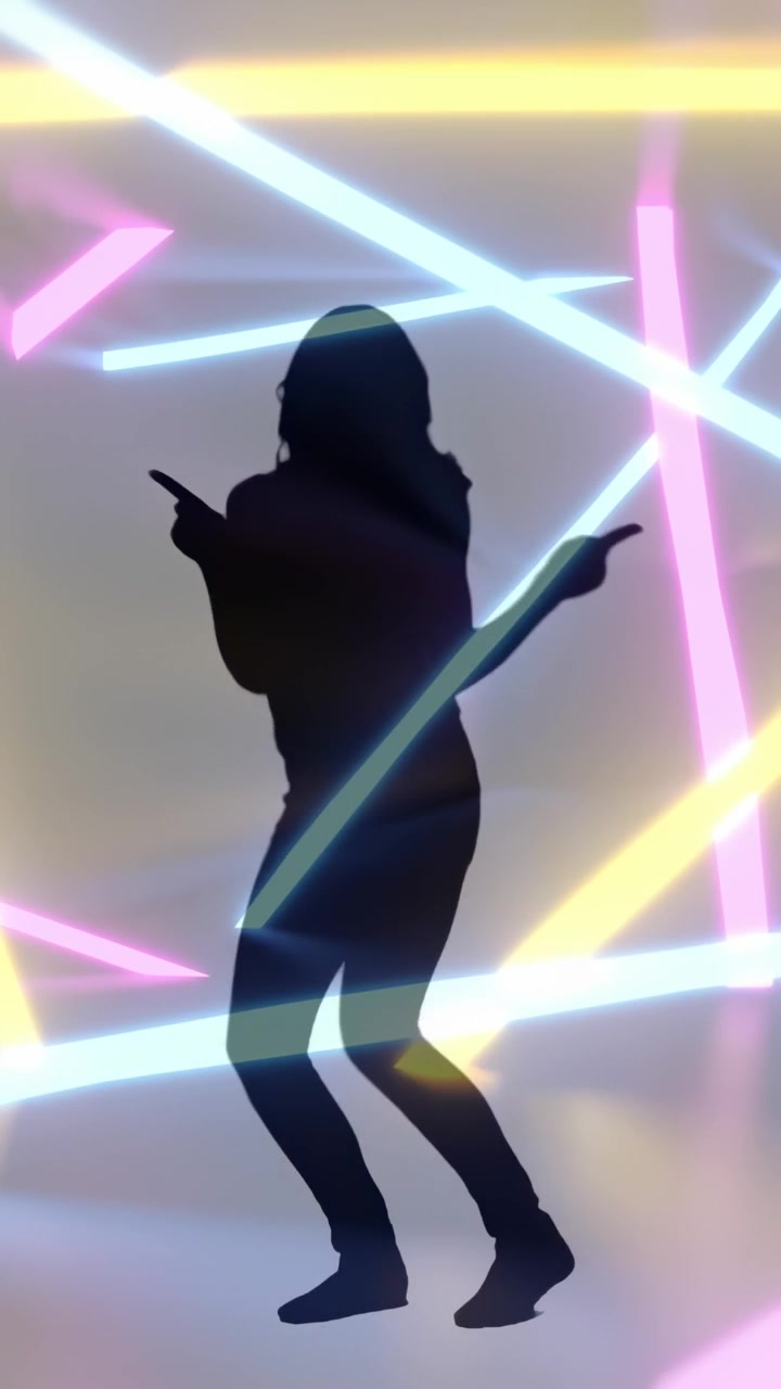 Video verticale: Silhouette femminile che risponde a fasci di neon che si muovono, eseguendo pose di danza ritmica.