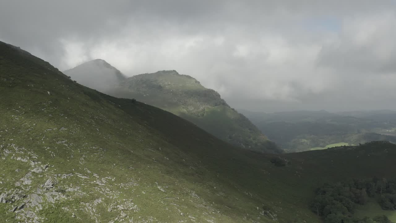 las altas montañas de los pirineos en un día nublado de verano, francia